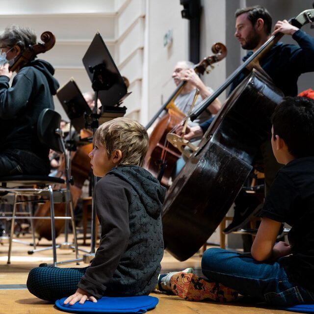 Kinder erleben das Orchester des Musikkollegium Winterthur hautnah