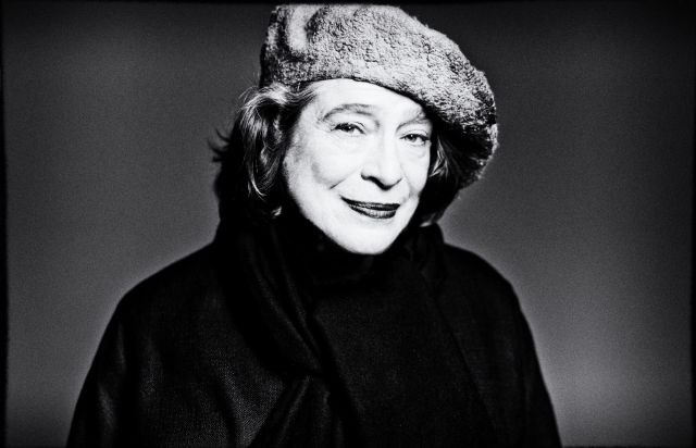 Foto von Elisabeth Leonskaja – Schwarzweissbild der Pianistin, die vor einem  Grauen Hintergrund steht und zur Seite blickt, man sieht beinahe nur ihre Silhouette